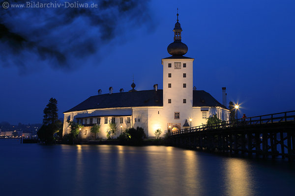 Inselschloss Orth Nachtlichter in Traunsee
