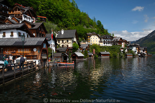 Hallstatt Wohnhäuser am Bergseeufer Bootshütten am Hallstätter See Berghang Wassertafel Reisefoto