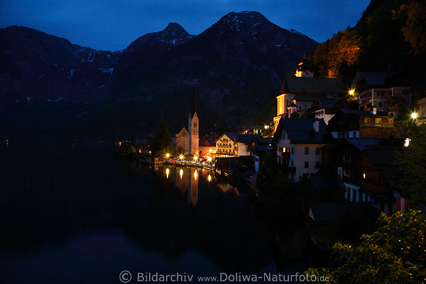 Hallstatt Nachtlichter 2 Kirchen Markt am Seewasser Nachtfoto vor Bergkonturen