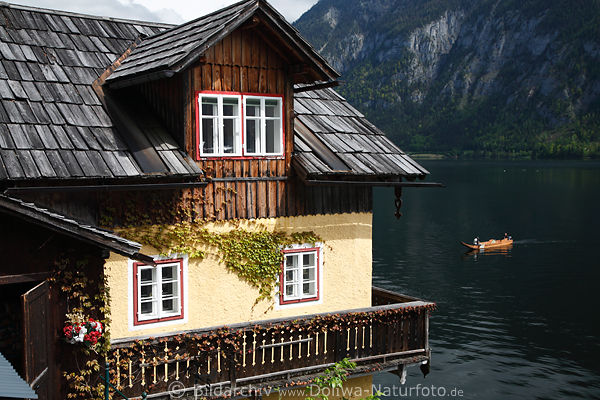 Hallstatt Berghaus am See Alpenfjord Wasserufer Bergsee Ausflugsboot