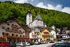 Hallstatt Markt Hotels Wohnhäuser Pfarrkirche vor Berghang grüner Frühlingsbild