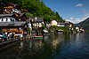 105714_Hallstatt Wohnhäuser am Bergseeufer Bootshütten am Hallstätter See Berghang Wassertafel Reisefoto