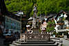 Markt Panorama Foto von Hallstatt alte Salzstadt Reisebilder Häuser Cafés grün Waldhang Brunnen Denkmal
