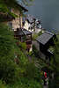 Hallstatt dichte Terrassenhäuser Dächer am Berghang Wanderpfad bis Wasser