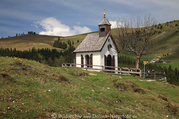 Kapelle auf Postalm Bergplateau Landschaft vor Gasthaus Thoralm