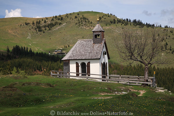 Postalmkapelle in Alpen Berglandschaft Blick zum Thoralm Gasthaus am Berghang