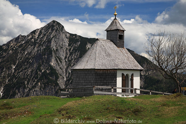 Postalmkapelle grau-weiss Häuschen vor Bergfelsen Alpengipfel