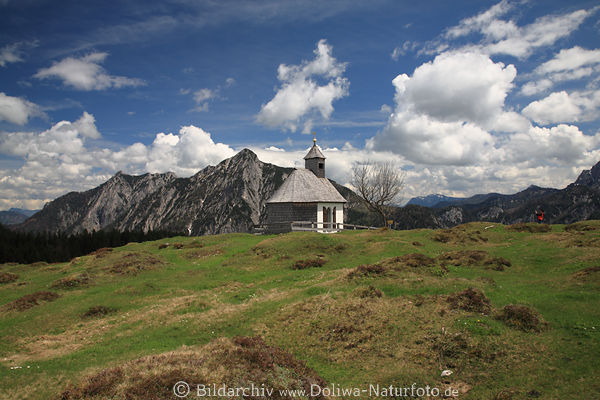 Postalm-Landschaft Hochebene weiss-graue Kapelle unter Wolken vor Alpengipfel