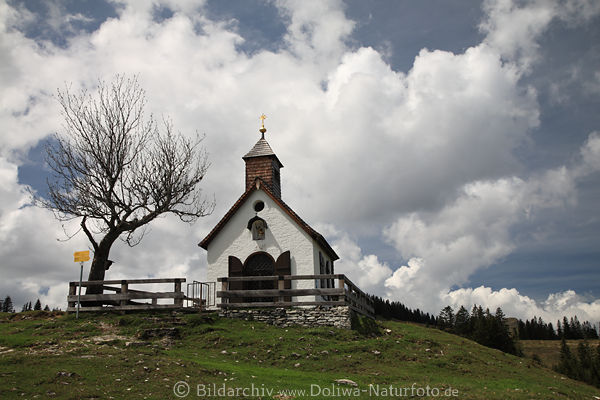 Postalmkapelle auf Berg Hochplateau unter Wolken sonnige Stimmung