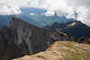 105968_ Schafbergfelsspitze Naturfoto Steilfelsen abfallend in tiefe Kluft Wolkenloch Almblick