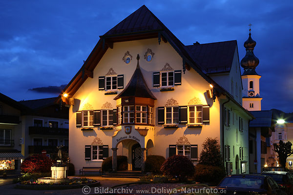 Rathaus St. Gilgen Kirchturm hübsche Nachtlichter