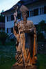 106179_ Heiliger Wolfgang Pilgerstatue Foto Stadtpatron holzgeschnitzte Skulptur mit Kirche in Hand