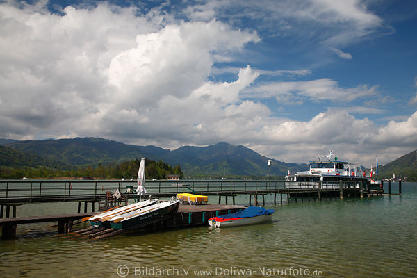 Strobl am Wolfgangsee Boote Schiff am Seesteg Fotografie Blick auf Berge über Wasserlandschaft