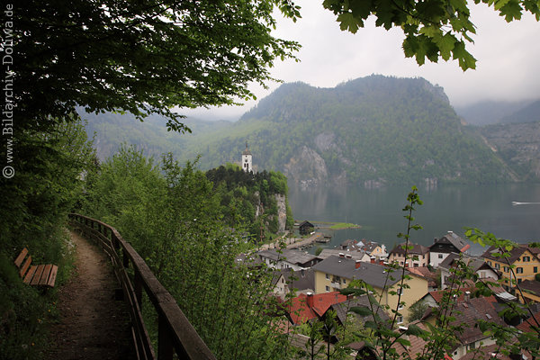 Traunkirchen Wanderweg über Traunsee Bild schöner Bergblick über Stadtdächer Kirche
