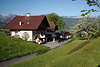 106365_ Malerische Haus-Idylle in Grünwiesen Foto Bergland über Wolfgangsee