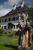 105905_ Heiliger Wolfgang Bild in Pilgergasse Stadtpatron Holzstatue geschnitzte Skulptur vorm Haus