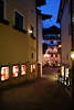 106192_ Altstadtgasse Bild Sankt Wolfgang Abendromantik Blaulichter Marktblick zum Seeböckenhotel
