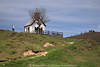 Besucher Postalmkapelle Weg grüne Hügellandschaft Alpenbild Hochalm Ausflugsziel