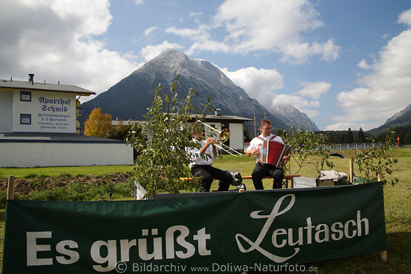 Almabtriebfest Musikanten spielen Musik auf Bergwiese in Tiroler Leutaschtal