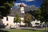 Ehrwalder Pfarrkirche Foto aus Tiroler Alpenstadt mit Wetterstein, Zugspitz Arena Bergland Reise