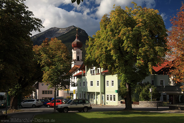 Touristinfo Ehrwald am Kirchplatz Herbststimmung unterm Berg Daniel