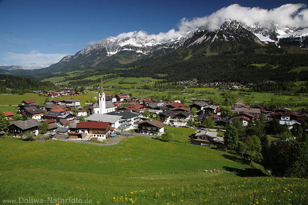 Ellmau Dorfhäuser grünes Tal Foto Panorama Blick am Wilder Kaiser Bergkette Landschaftsbild