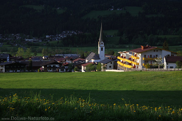 Ellmau Abendlicht Stimmung Bild Ferienort Hotel grüne Wiese Naturidyll Dorfkirche