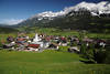 1300391_Ellmau Dorfhäuser grünes Tal Foto Panorama Blick am Wilder Kaiser Bergkette Landschaftsbild