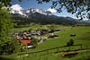 1300395_Ellmau Grünwiesen Talpanorama Foto Naturidyll am Wilder-Kaiser Alpenlandschaft