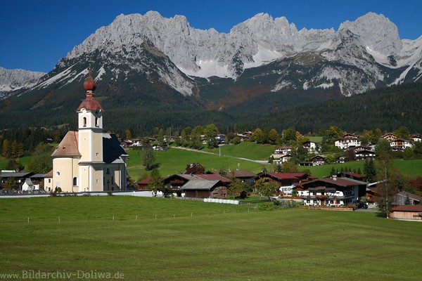 Going Pfarrkirche Grünidylle vor Bergpanorama WilderKaiser Gebirge