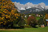 006107_Going am Wilden Kaiser Herbstblick auf Ferienort Häuser in Natur unter felsigen Bergmassiv