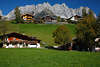Going am Wilder Kaiser Bergpanorama Tirol Bauernhöfe Grünidylle Gasthäuser Naturbild