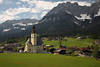 Going Kirche Grünwiesen Landschaft Foto vor Bergpanorama Wilder-Kaiser Alpengipfel