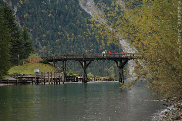 Heiterwangersee Wasserbrücke Kanal Spaziergänger in Naturfoto