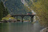 Heiterwangersee Wasserbrücke Kanal Spaziergänger in Naturfoto