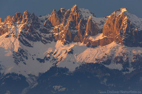 Kaisergebirge Alpenglühen Panorama Naturfoto Gipfelfelsen in Schnee Winter Romantik Abendsonne