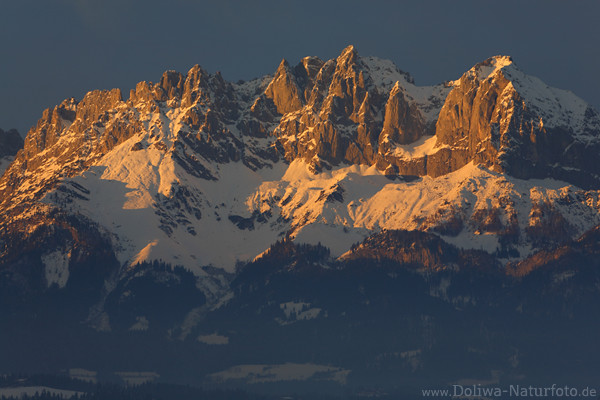 Kaisergebirge Alpenglühen Schnee-Gipfel schroffe Felsen Naturfoto Berge Romantik in Abendlicht