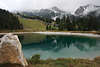 810705_ Kaltwassersee Foto Stein Blick zur Rosshütte, Tirol Berglandschaft Bild Spiegelung im grünen Wasser