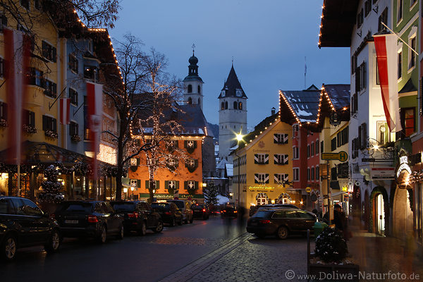 Kitzbühel Weihnachtszeit Advent Lichter geschmückte Altstadtgasse mit Kirchl