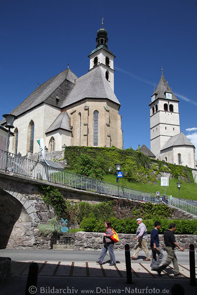 Kirchl St. Andreas Doppeltürme Hochtreppe Kitzbühel Strasse Touristen Himmelblick