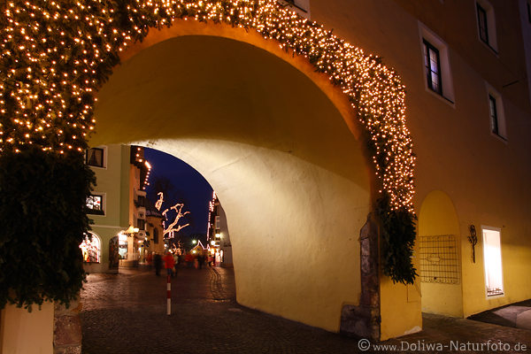 Kitzbühel Altstadt Straßenbummel  unterm Haus Wandbogen Weihnachtsschmuck Nachtfoto Durchgangstunnel
