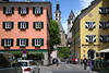 Kitzbühel bunte Gasse Café Bar Geschenkstube Hausfenster Farbdesign Foto Kirchtürme im Hintergrund