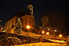 Kitzbühel Pfarrkirche St.Andreas Nachtbild in Weihnachtszeit wie Burg auf Hüge