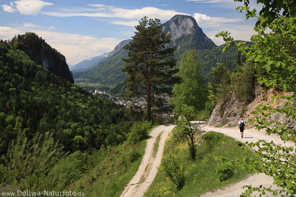 Bergweg Wanderer grüne Alpenlandschaft Kufstein Sicht Gipfel Pendling über Inntal