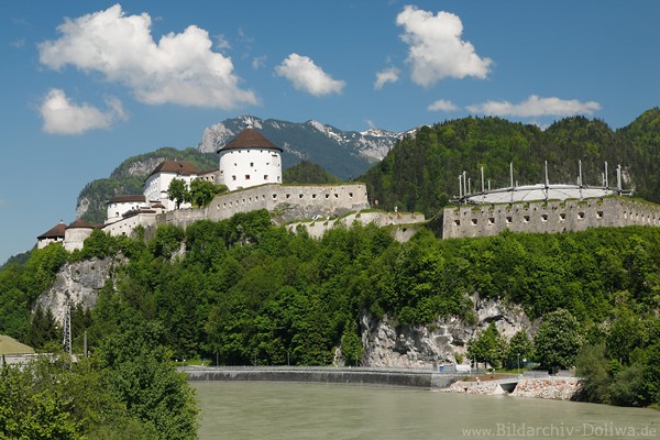 Burg Kufstein grüne Alpenlandschaft über Inn Wasserfluss Berge Naturidylle