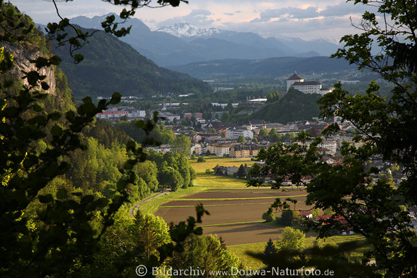 Kufstein in Inntal Berglandschaft Grünfelder vor Alpenstadt mit Schloss Naturbild vom Wanderpfad