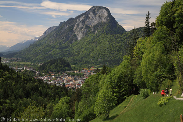 Pendling über Alpenstadt Kufstein grüne Berglandschaft Naturbild mit Bergpfad-Wanderern Foto