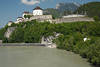 Innufer Burg-Kufstein Foto Festung über Wasserfluss grüne Alpen