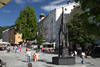 1301241_Unterer Stadtplatz Foto mit Marienbrunnen Kufstein Besucher belebtes Zentrum