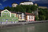Kufstein Innufer Foto Gasthäuser am Fluß Wasser unter Burg Festung Panorama